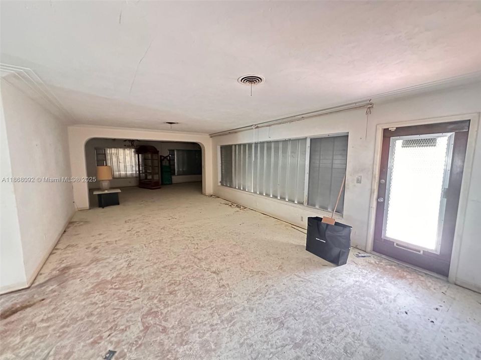 Recently Sold: $750,000 (3 beds, 2 baths, 2390 Square Feet)