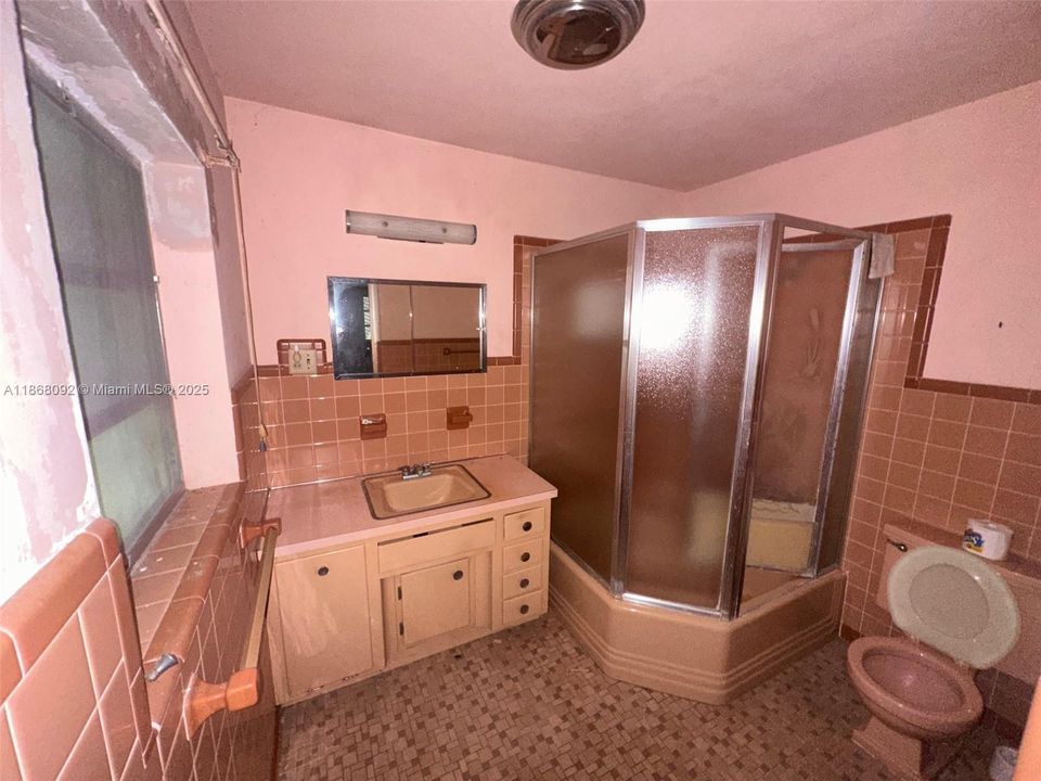 Recently Sold: $750,000 (3 beds, 2 baths, 2390 Square Feet)