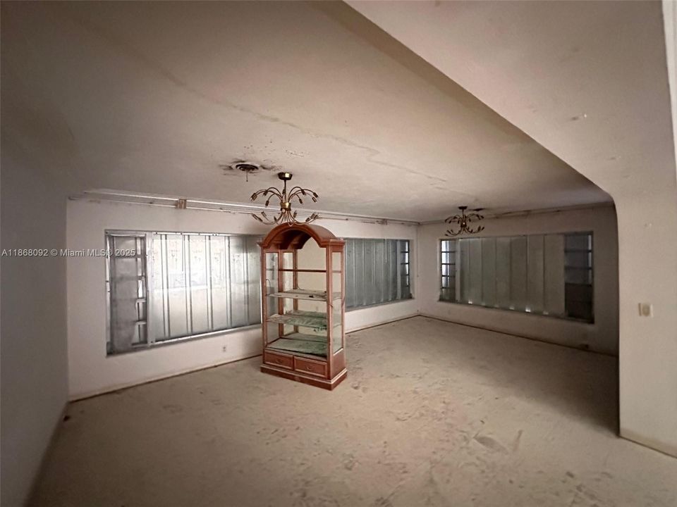 Recently Sold: $750,000 (3 beds, 2 baths, 2390 Square Feet)