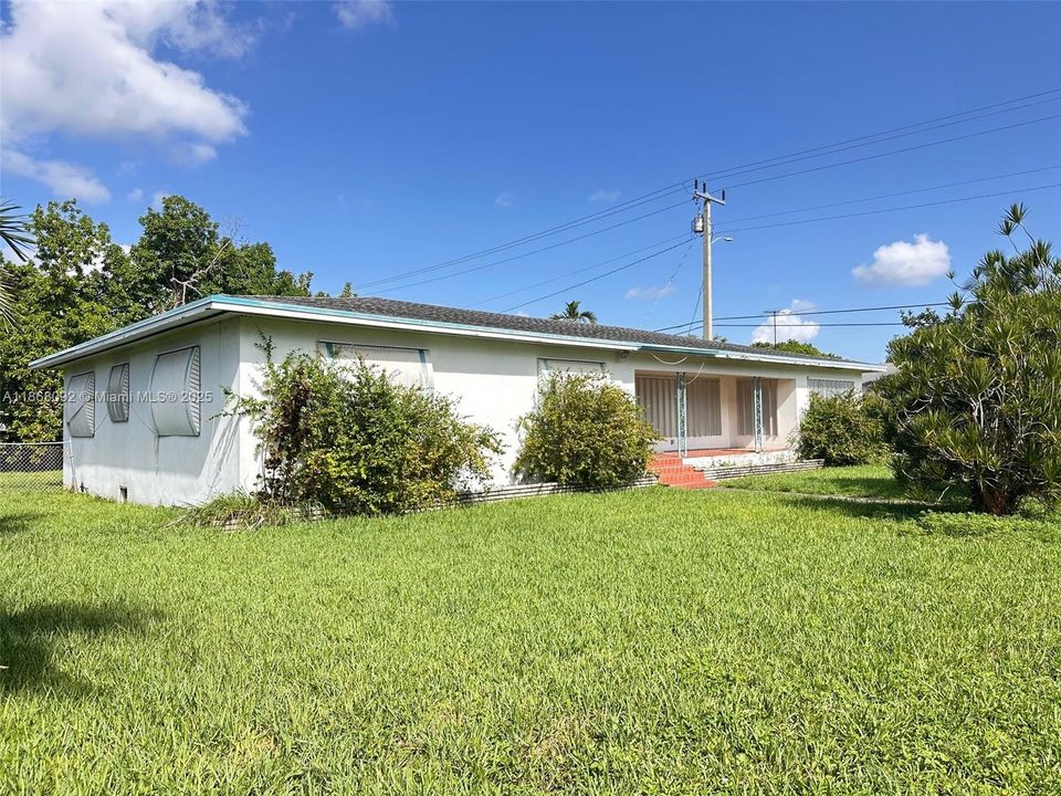 Recently Sold: $750,000 (3 beds, 2 baths, 2390 Square Feet)