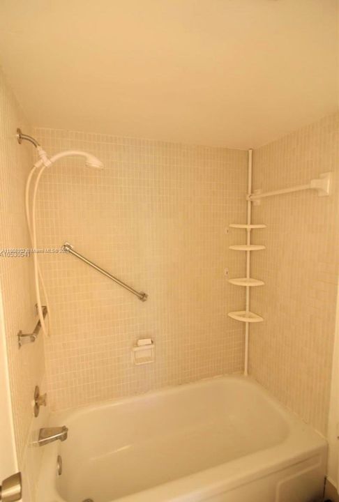 Active With Contract: $1,400 (1 beds, 1 baths, 870 Square Feet)