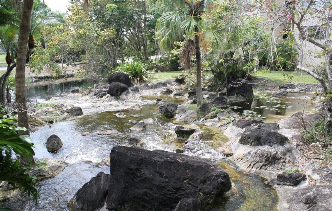 Active With Contract: $1,400 (1 beds, 1 baths, 870 Square Feet)