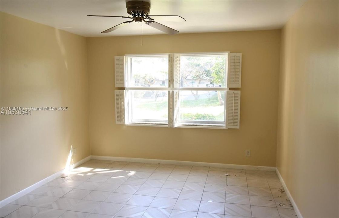 Active With Contract: $1,400 (1 beds, 1 baths, 870 Square Feet)