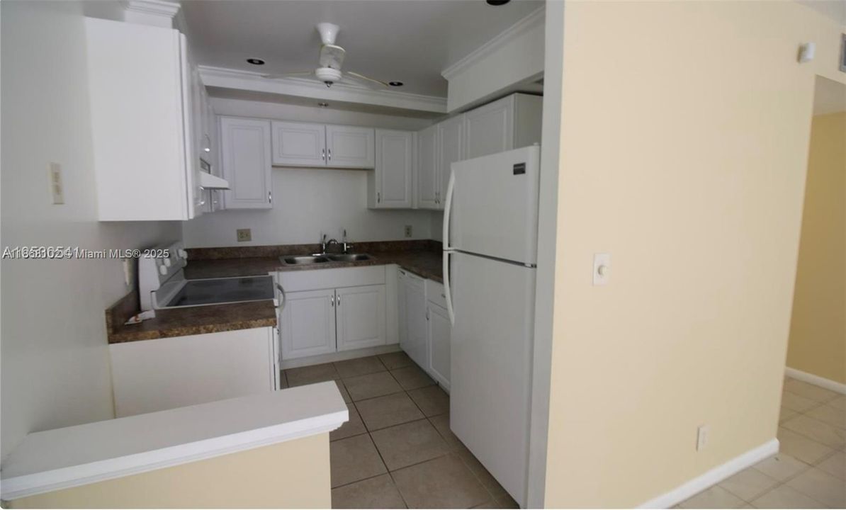 Active With Contract: $1,400 (1 beds, 1 baths, 870 Square Feet)