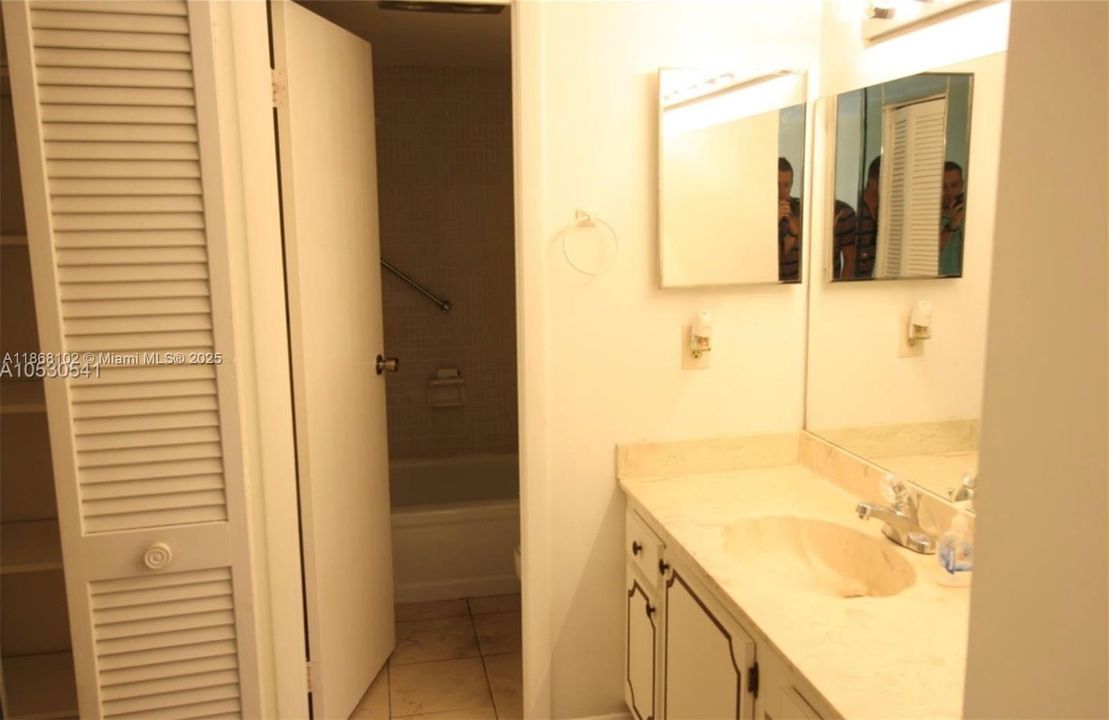 Active With Contract: $1,400 (1 beds, 1 baths, 870 Square Feet)