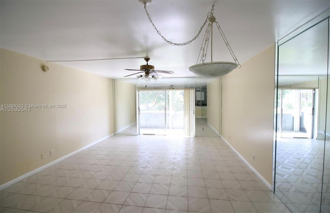 Active With Contract: $1,400 (1 beds, 1 baths, 870 Square Feet)