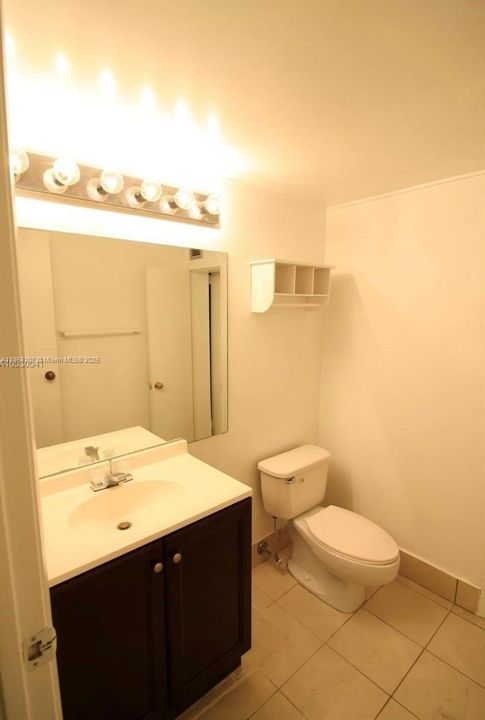 Active With Contract: $1,400 (1 beds, 1 baths, 870 Square Feet)