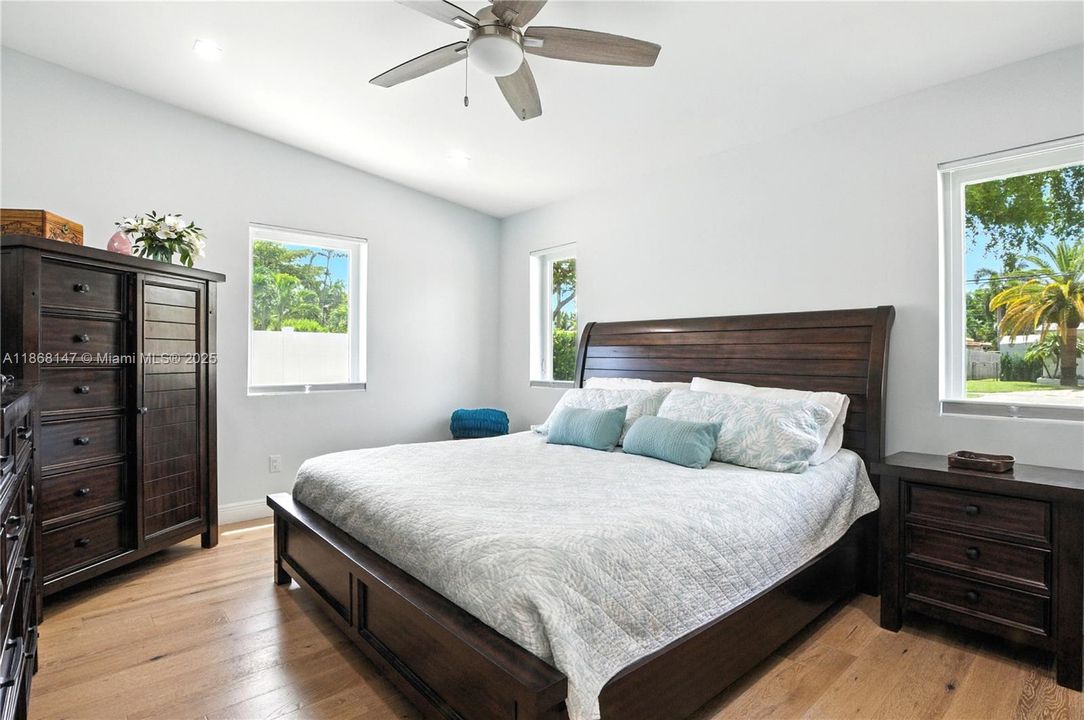 Под контрактом: $1,150,000 (2 спален, 1 ванн, 1322 Квадратных фут)