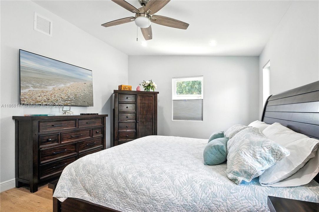 Под контрактом: $1,150,000 (2 спален, 1 ванн, 1322 Квадратных фут)