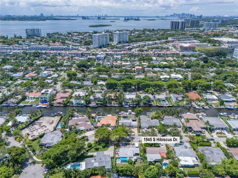 Под контрактом: $1,150,000 (2 спален, 1 ванн, 1322 Квадратных фут)