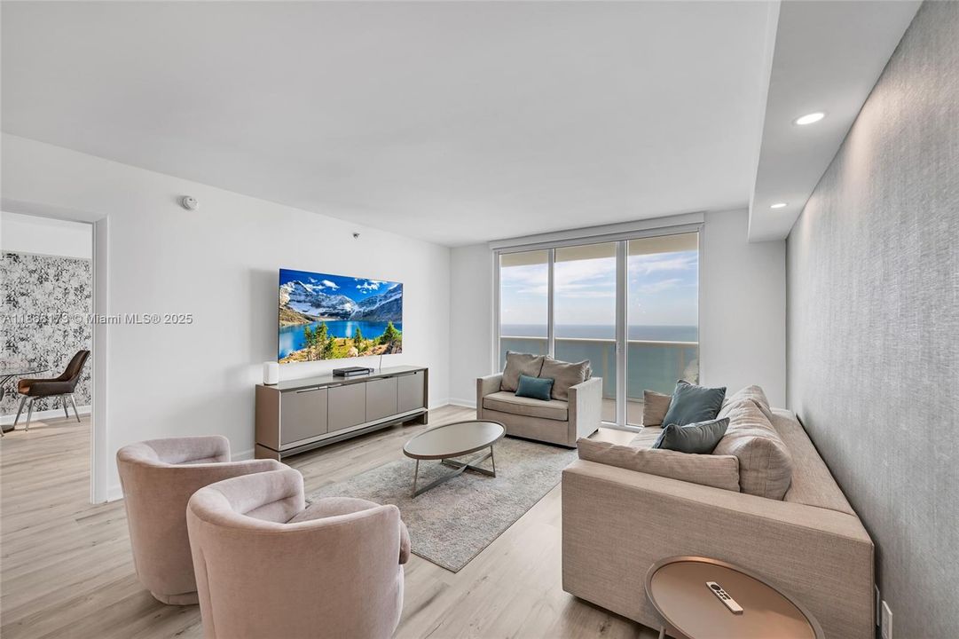 Active With Contract: $9,000 (2 beds, 3 baths, 1733 Square Feet)