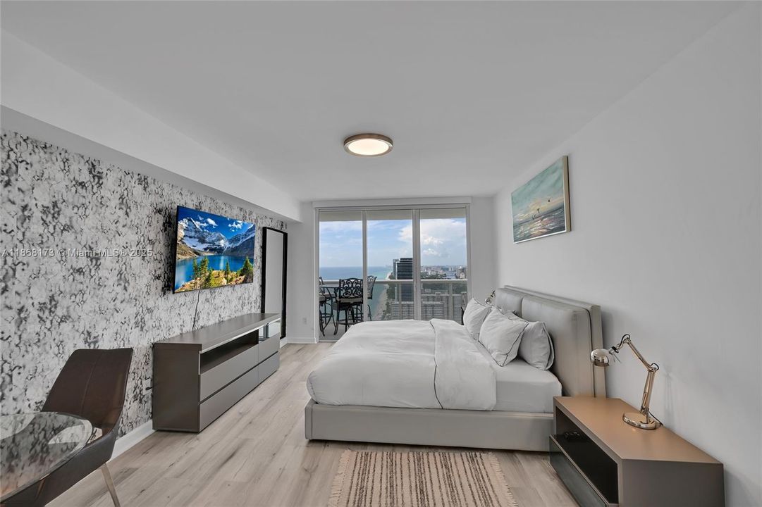 Active With Contract: $9,000 (2 beds, 3 baths, 1733 Square Feet)