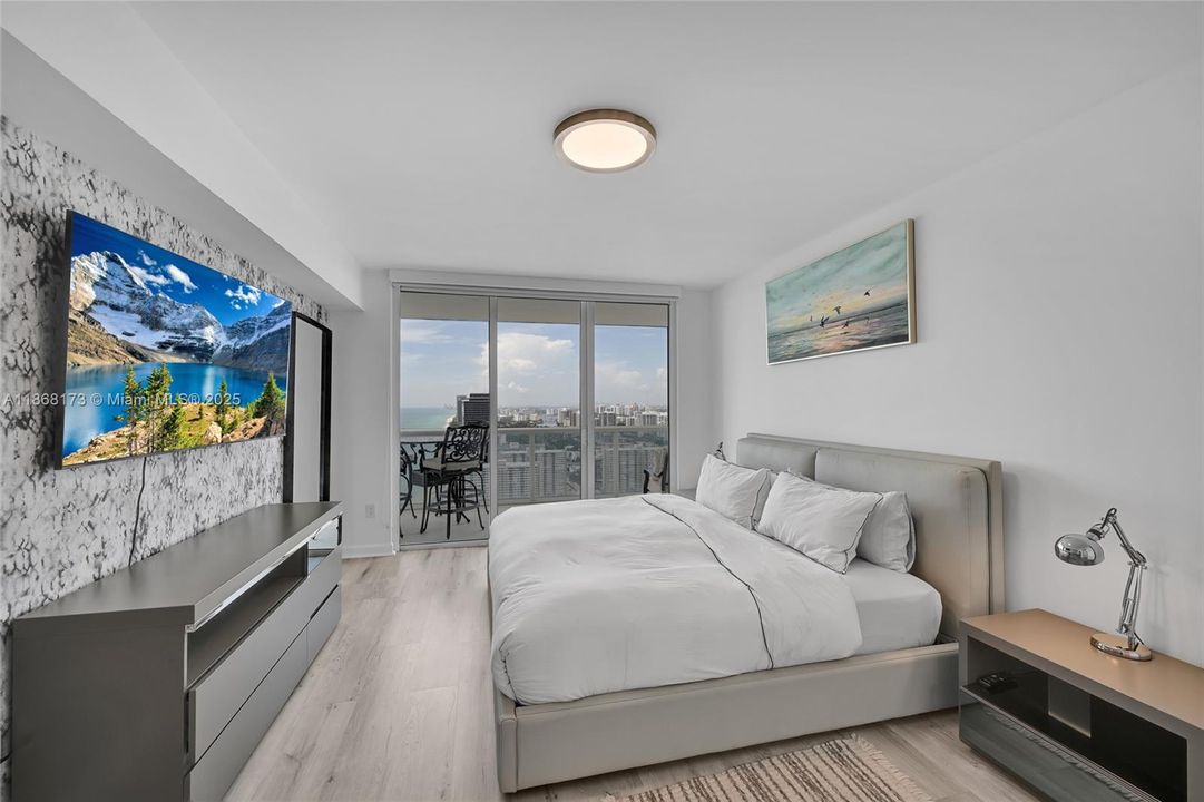 Active With Contract: $9,000 (2 beds, 3 baths, 1733 Square Feet)