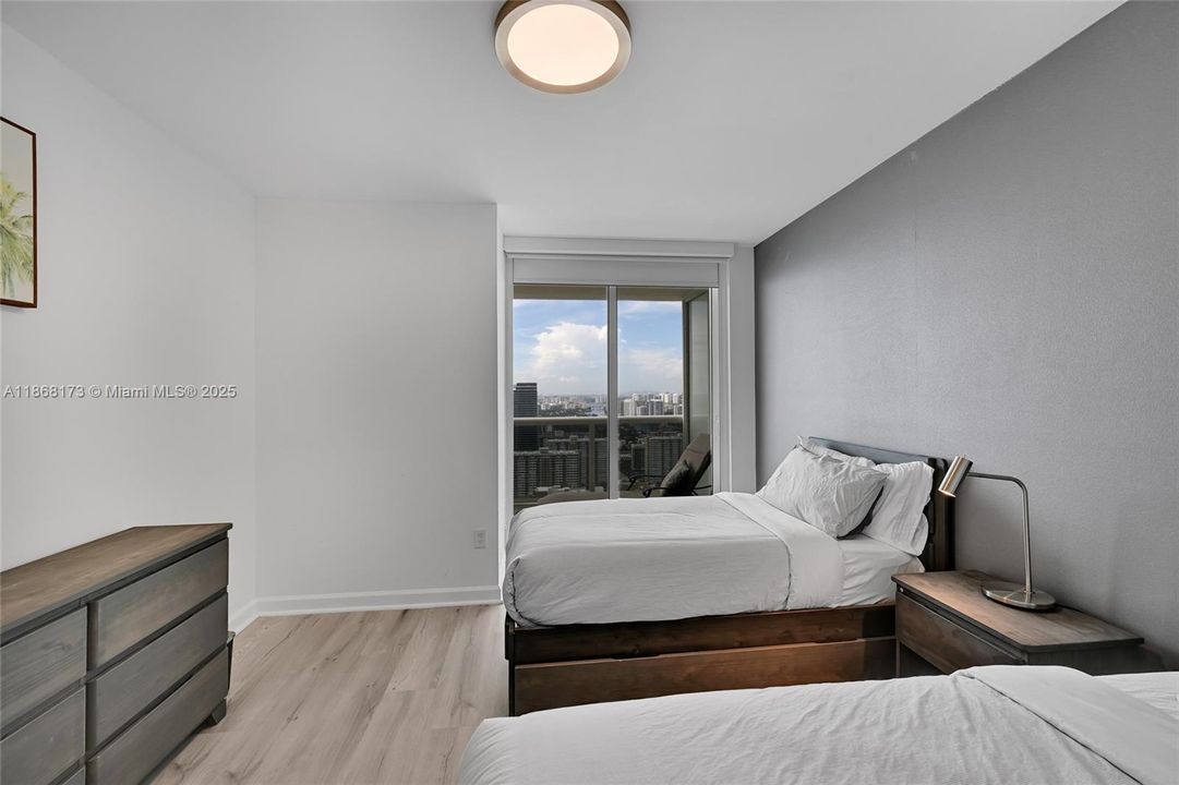 Active With Contract: $9,000 (2 beds, 3 baths, 1733 Square Feet)