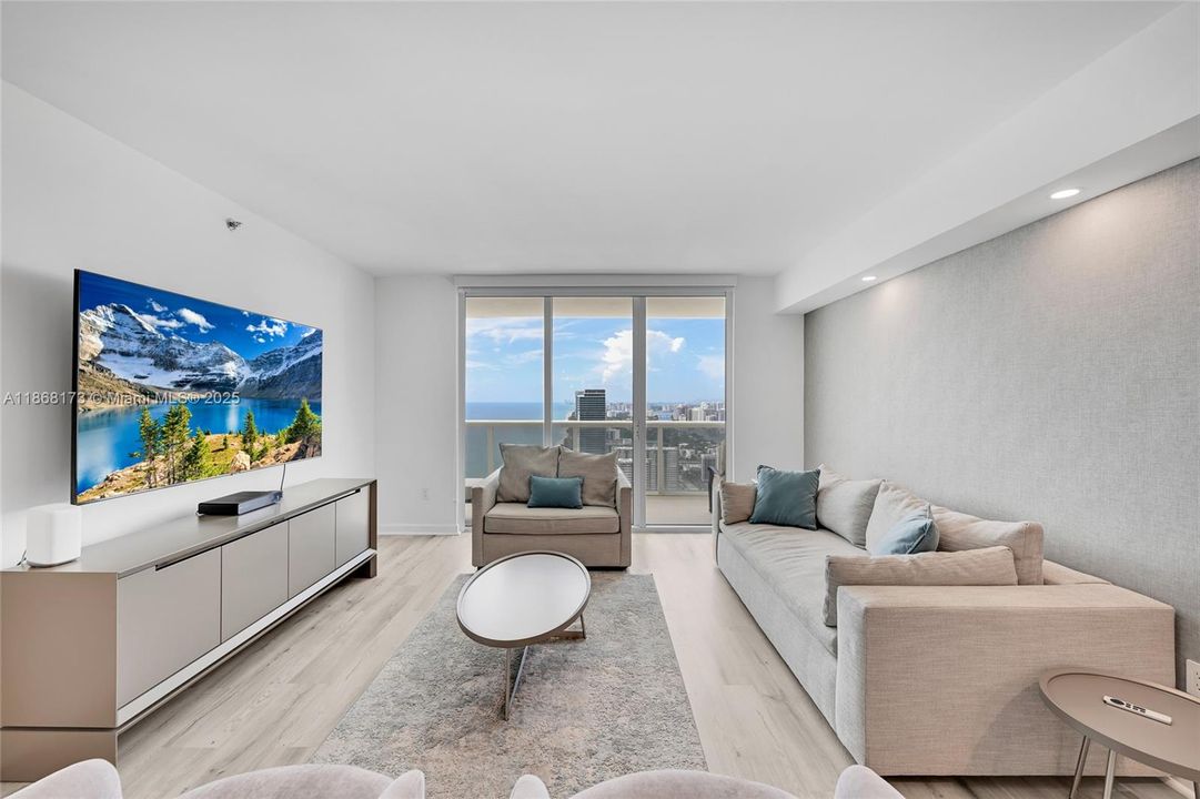 Active With Contract: $9,000 (2 beds, 3 baths, 1733 Square Feet)