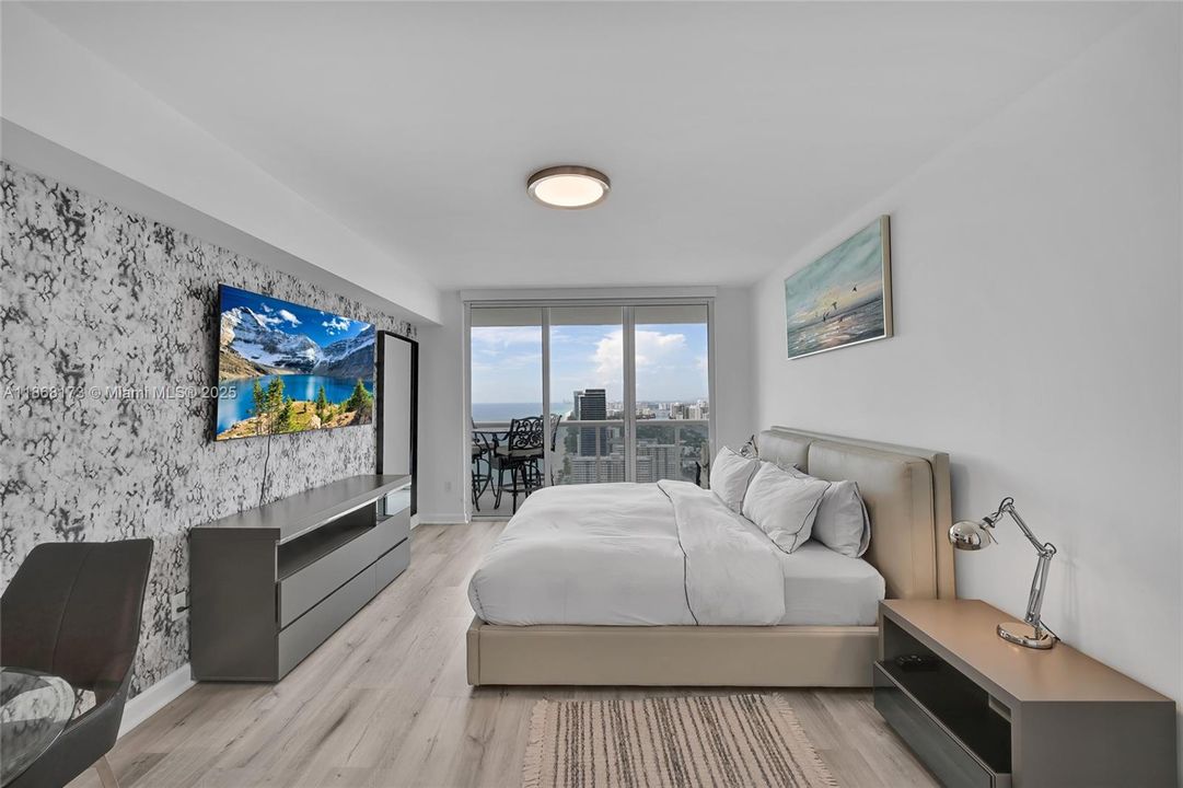 Active With Contract: $9,000 (2 beds, 3 baths, 1733 Square Feet)