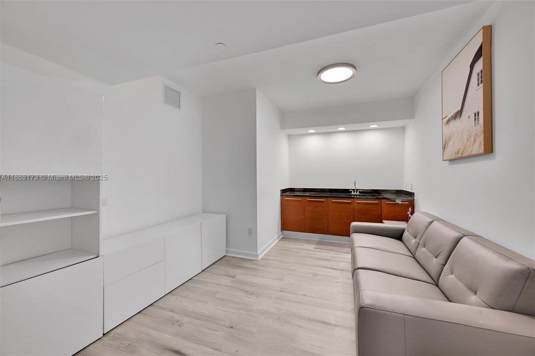 Active With Contract: $9,000 (2 beds, 3 baths, 1733 Square Feet)