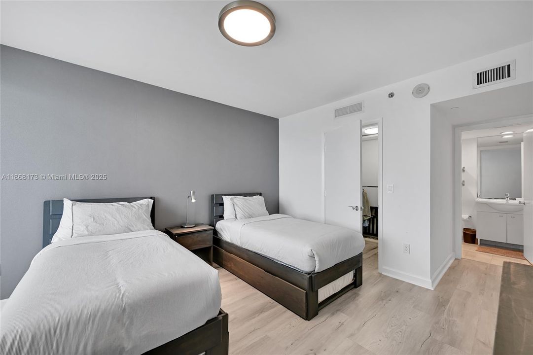 Active With Contract: $9,000 (2 beds, 3 baths, 1733 Square Feet)