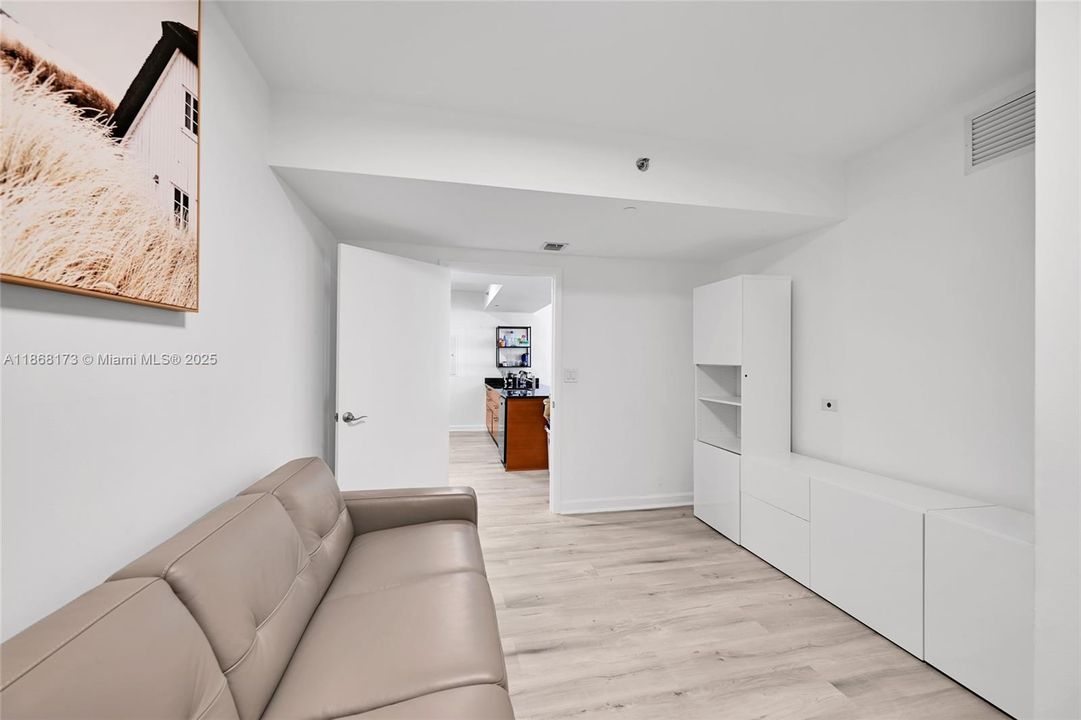 Active With Contract: $9,000 (2 beds, 3 baths, 1733 Square Feet)