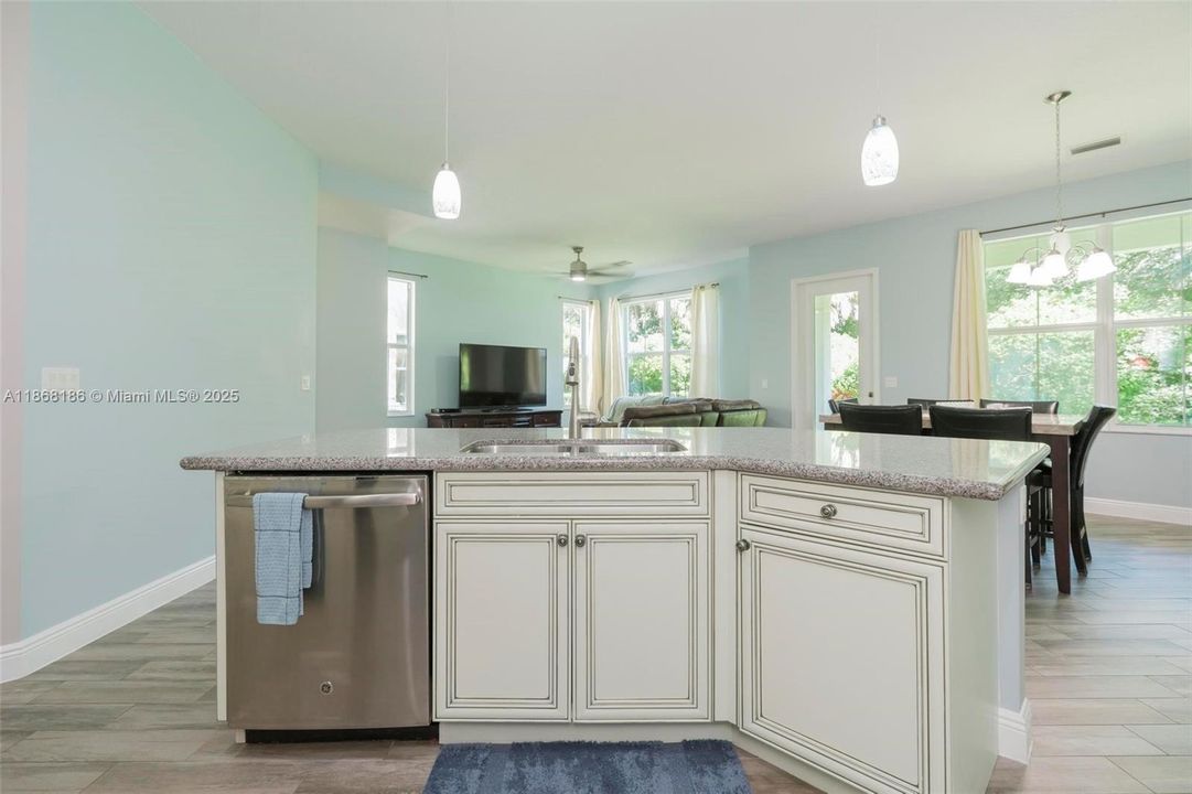 最近售出: $639,999 (3 贝兹, 2 浴室, 2154 平方英尺)