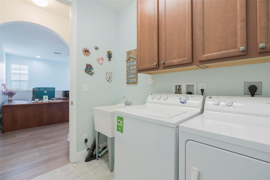 最近售出: $639,999 (3 贝兹, 2 浴室, 2154 平方英尺)