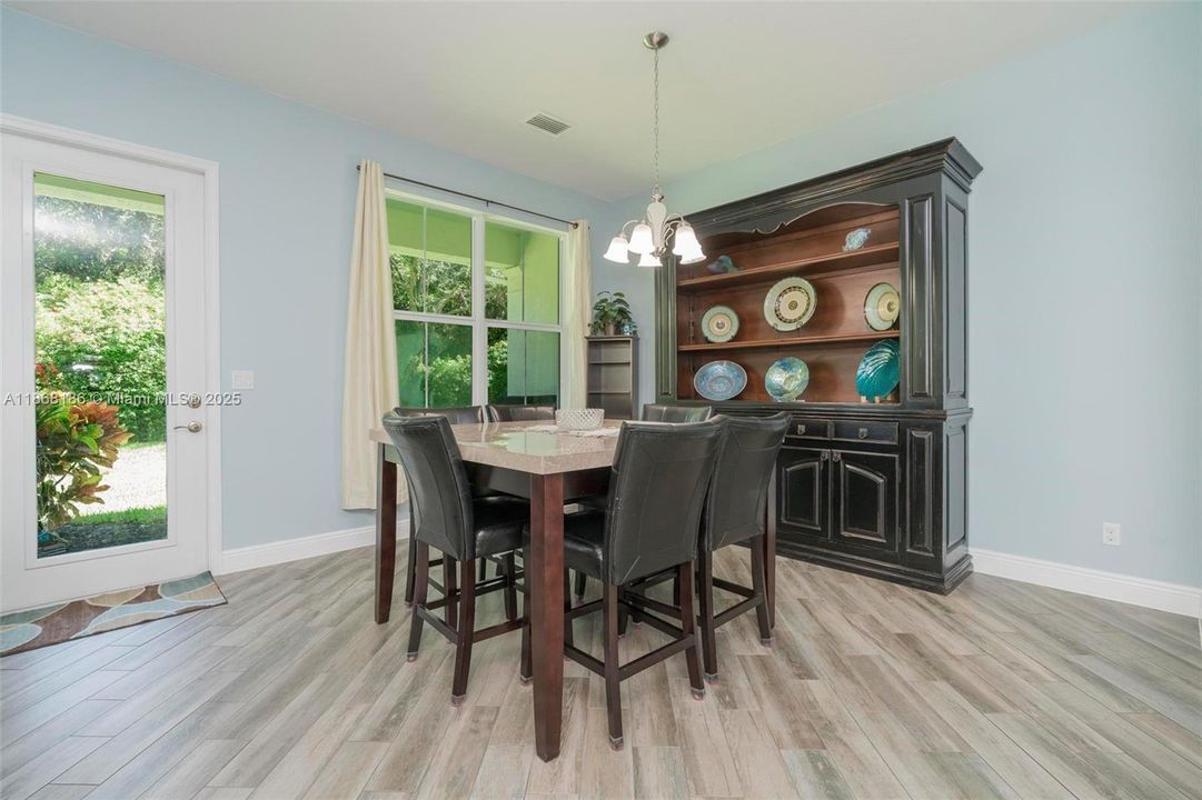 最近售出: $639,999 (3 贝兹, 2 浴室, 2154 平方英尺)