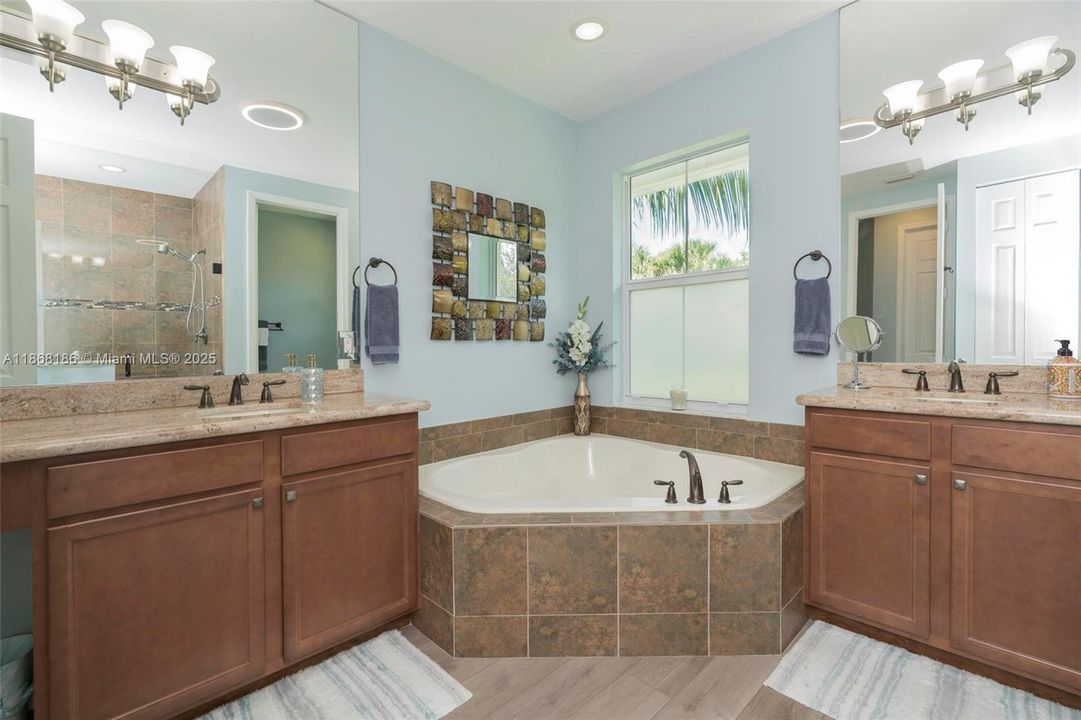 最近售出: $639,999 (3 贝兹, 2 浴室, 2154 平方英尺)