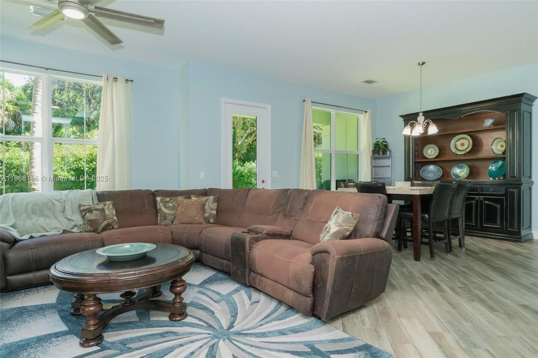 最近售出: $639,999 (3 贝兹, 2 浴室, 2154 平方英尺)