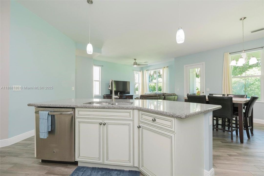 最近售出: $639,999 (3 贝兹, 2 浴室, 2154 平方英尺)