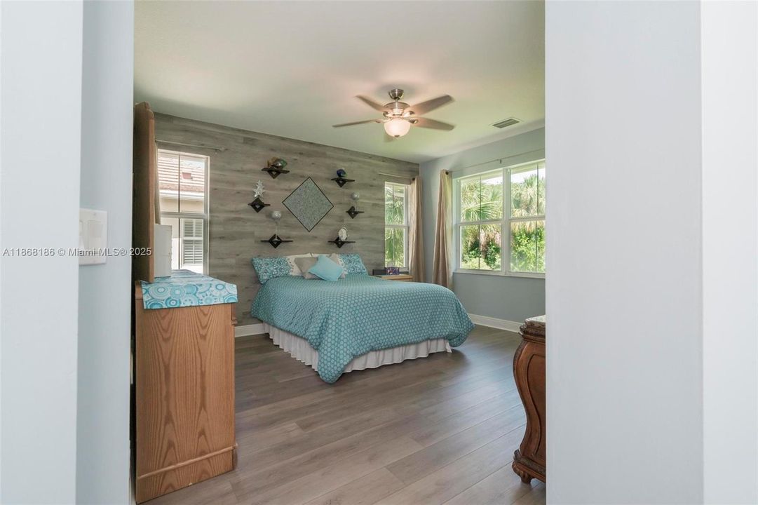 最近售出: $639,999 (3 贝兹, 2 浴室, 2154 平方英尺)