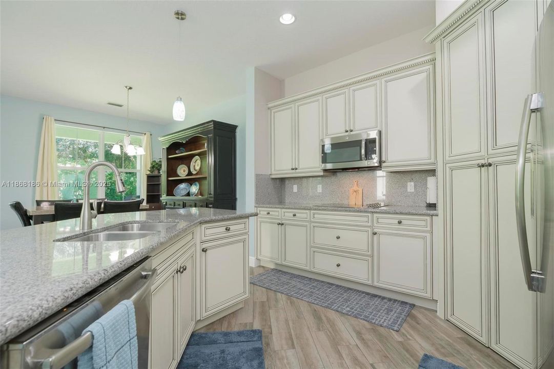 最近售出: $639,999 (3 贝兹, 2 浴室, 2154 平方英尺)