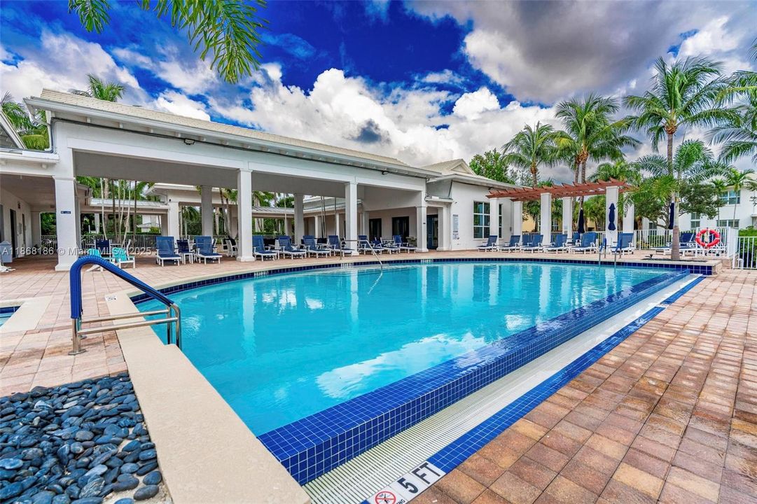 最近售出: $639,999 (3 贝兹, 2 浴室, 2154 平方英尺)