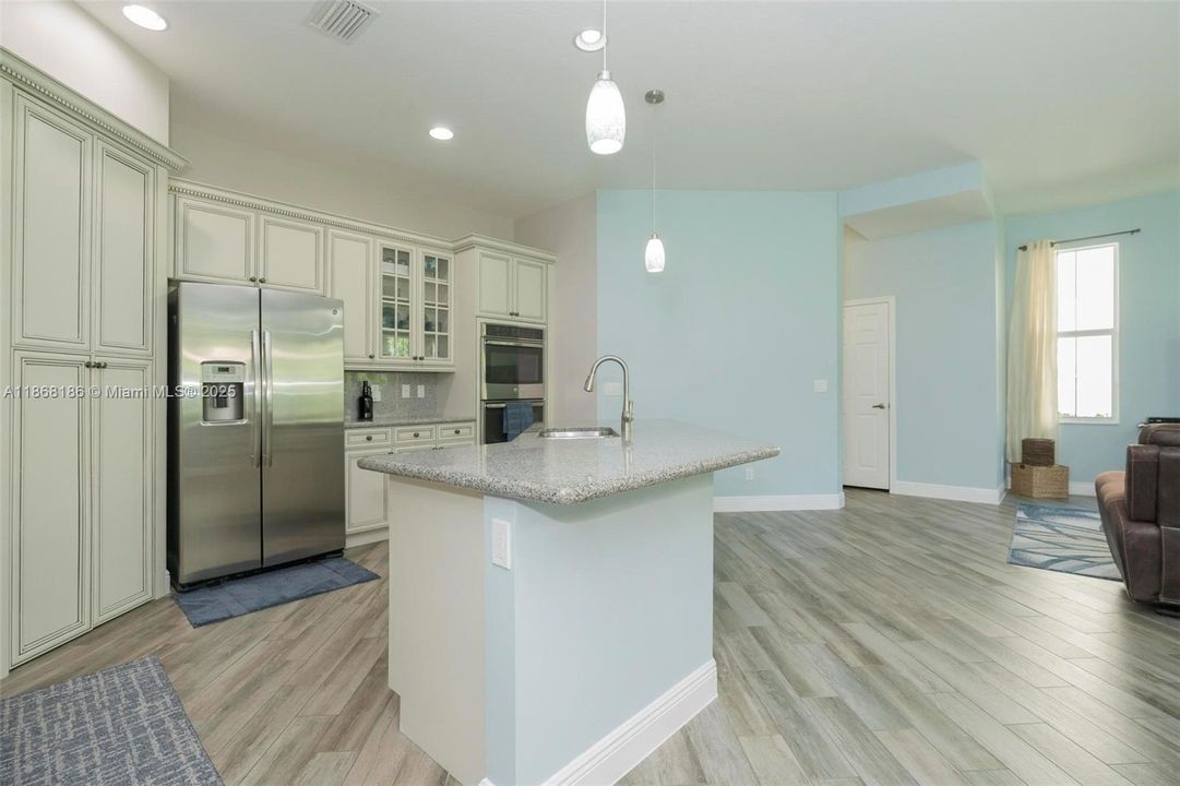 最近售出: $639,999 (3 贝兹, 2 浴室, 2154 平方英尺)