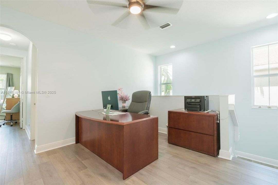 最近售出: $639,999 (3 贝兹, 2 浴室, 2154 平方英尺)