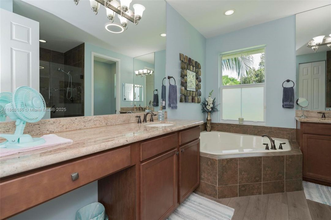 最近售出: $639,999 (3 贝兹, 2 浴室, 2154 平方英尺)