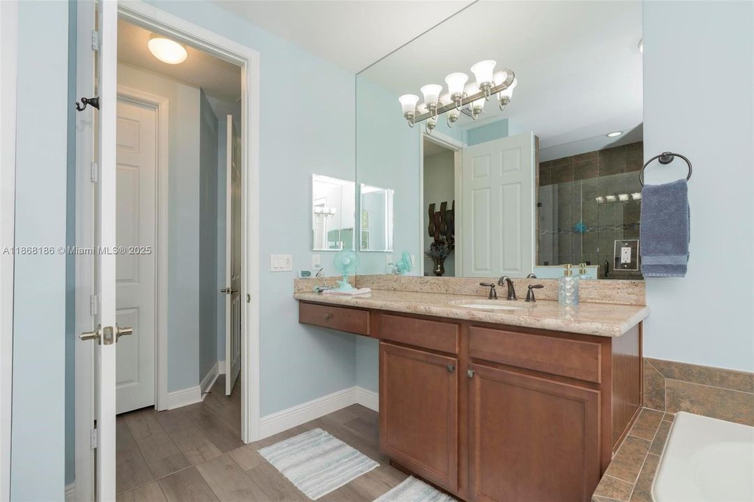 最近售出: $639,999 (3 贝兹, 2 浴室, 2154 平方英尺)