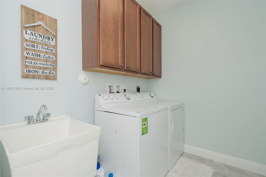 最近售出: $639,999 (3 贝兹, 2 浴室, 2154 平方英尺)