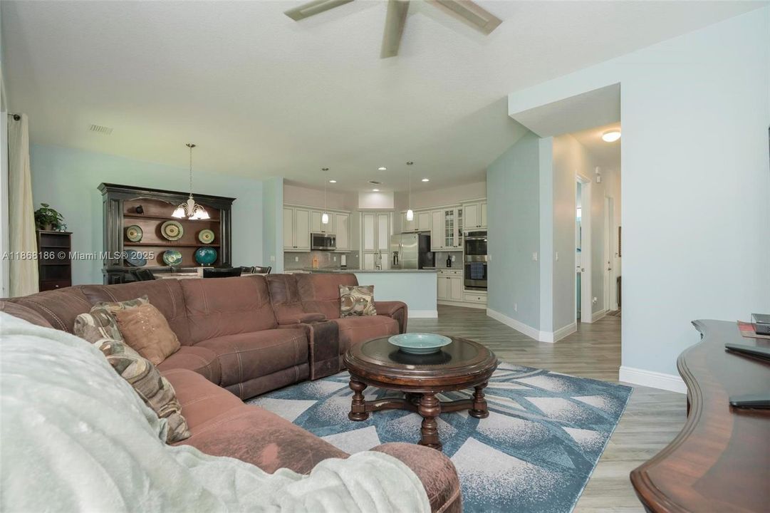 最近售出: $639,999 (3 贝兹, 2 浴室, 2154 平方英尺)