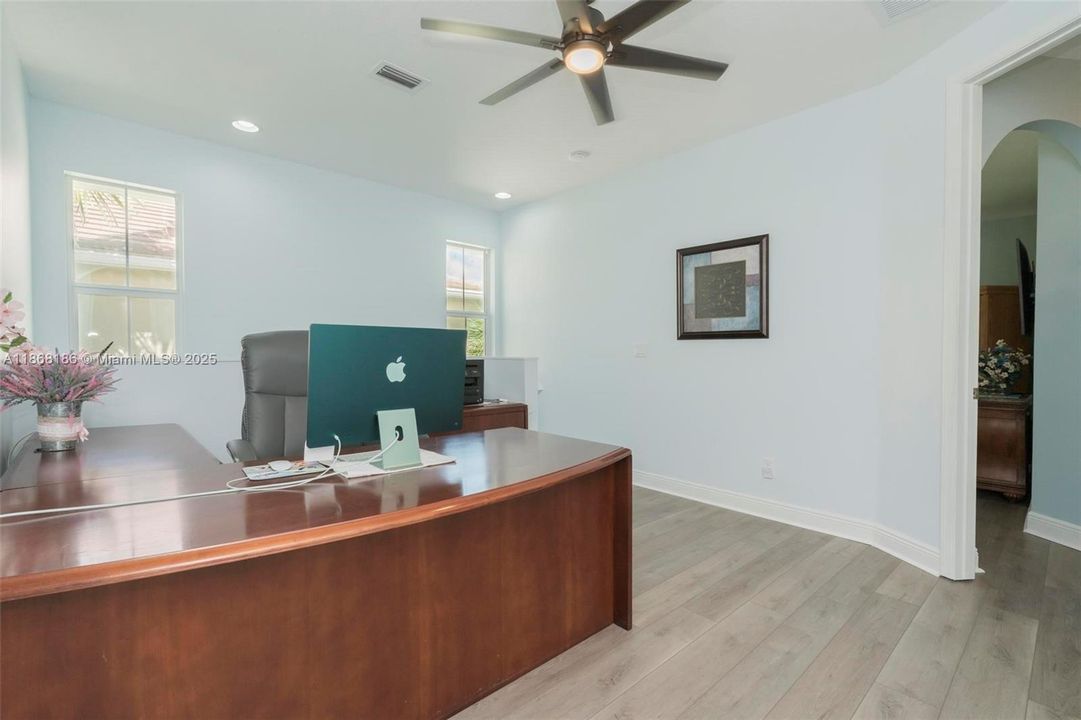 最近售出: $639,999 (3 贝兹, 2 浴室, 2154 平方英尺)