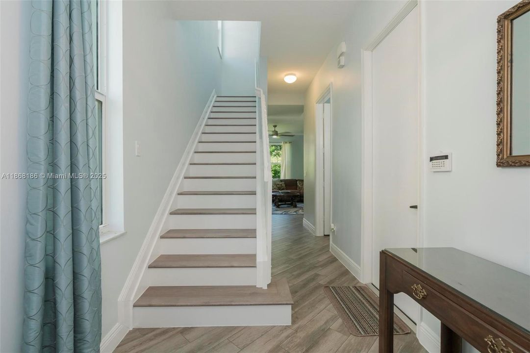 最近售出: $639,999 (3 贝兹, 2 浴室, 2154 平方英尺)