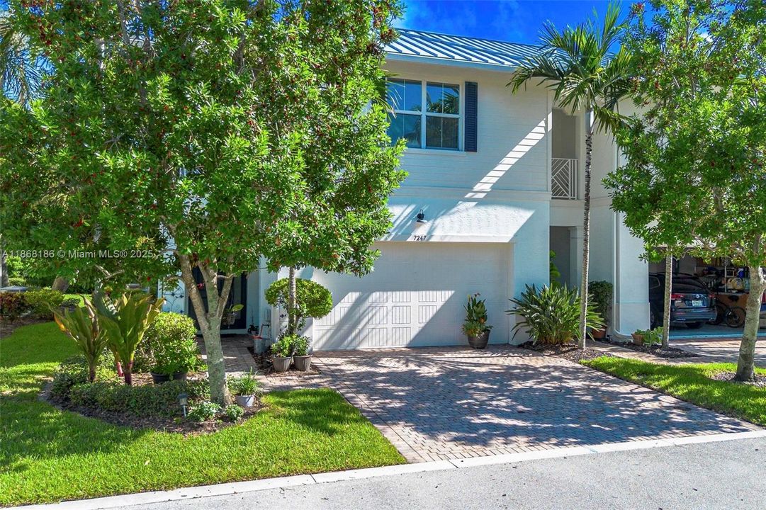 最近售出: $639,999 (3 贝兹, 2 浴室, 2154 平方英尺)