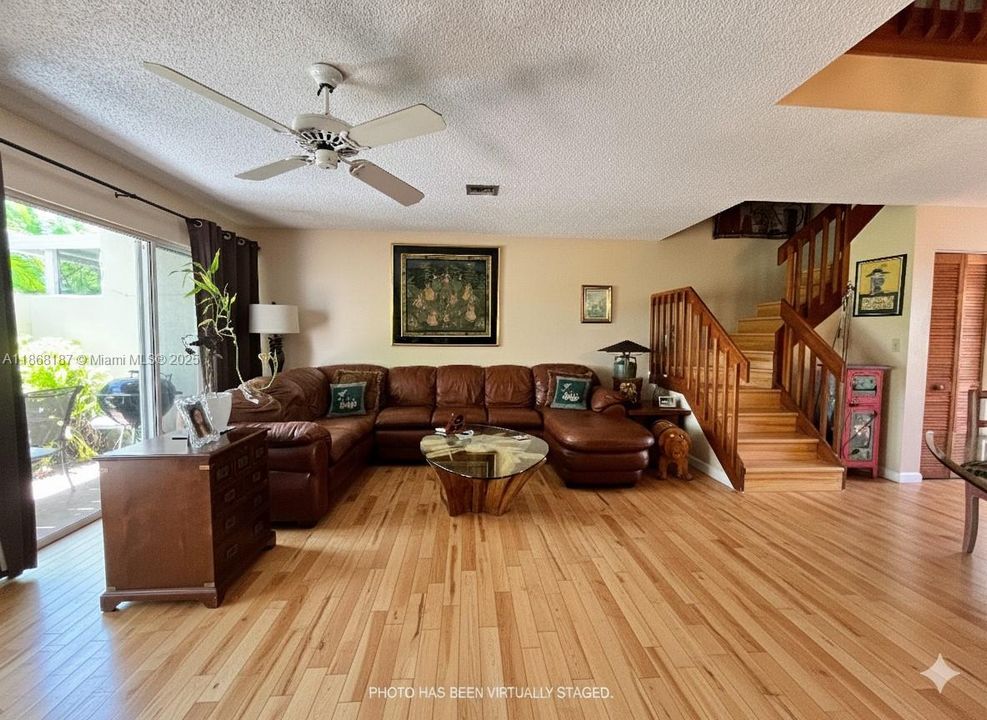 На продажу: $299,900 (2 спален, 2 ванн, 1285 Квадратных фут)