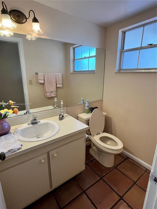 На продажу: $299,900 (2 спален, 2 ванн, 1285 Квадратных фут)