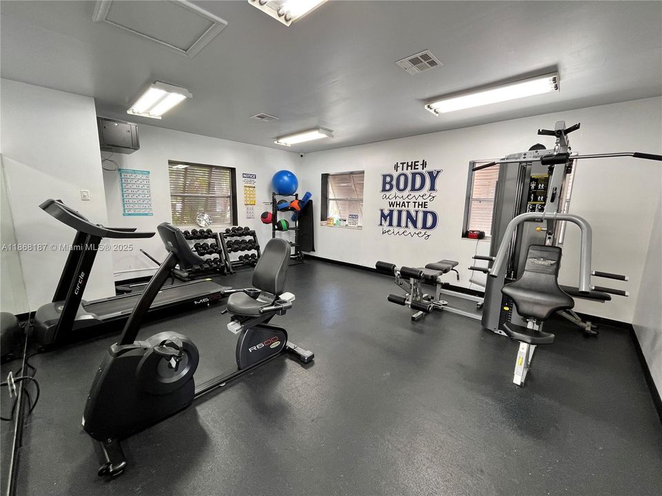 На продажу: $299,900 (2 спален, 2 ванн, 1285 Квадратных фут)