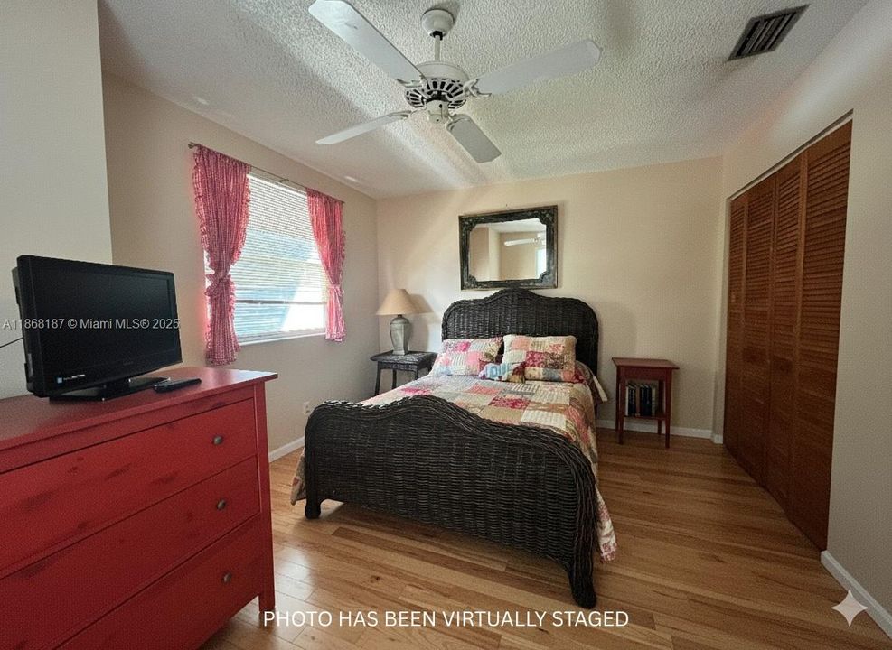 На продажу: $299,900 (2 спален, 2 ванн, 1285 Квадратных фут)