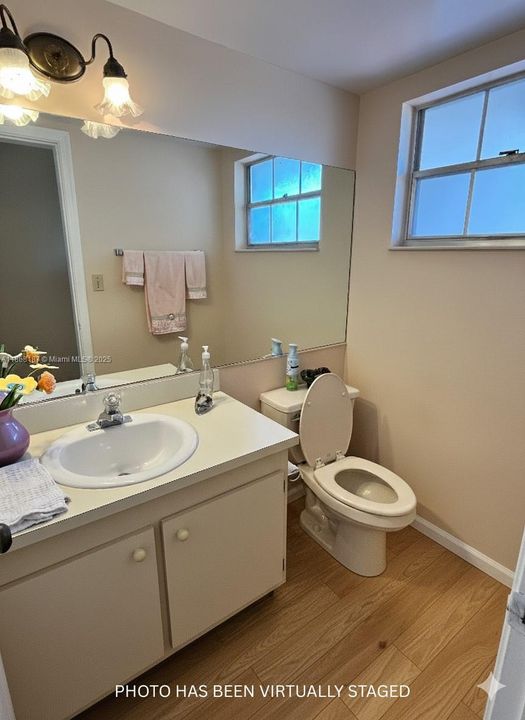 На продажу: $299,900 (2 спален, 2 ванн, 1285 Квадратных фут)