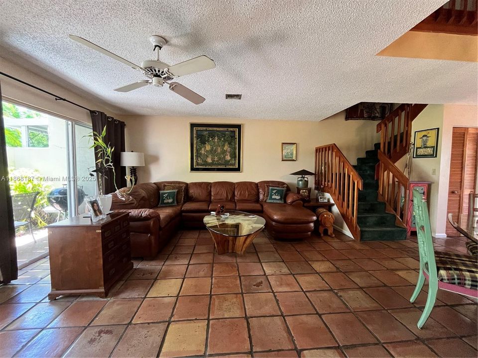 На продажу: $299,900 (2 спален, 2 ванн, 1285 Квадратных фут)