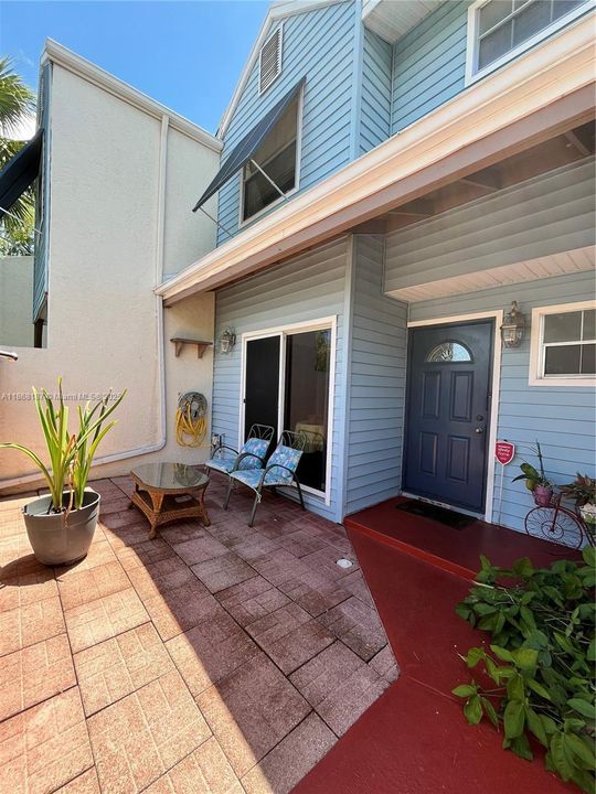 На продажу: $299,900 (2 спален, 2 ванн, 1285 Квадратных фут)