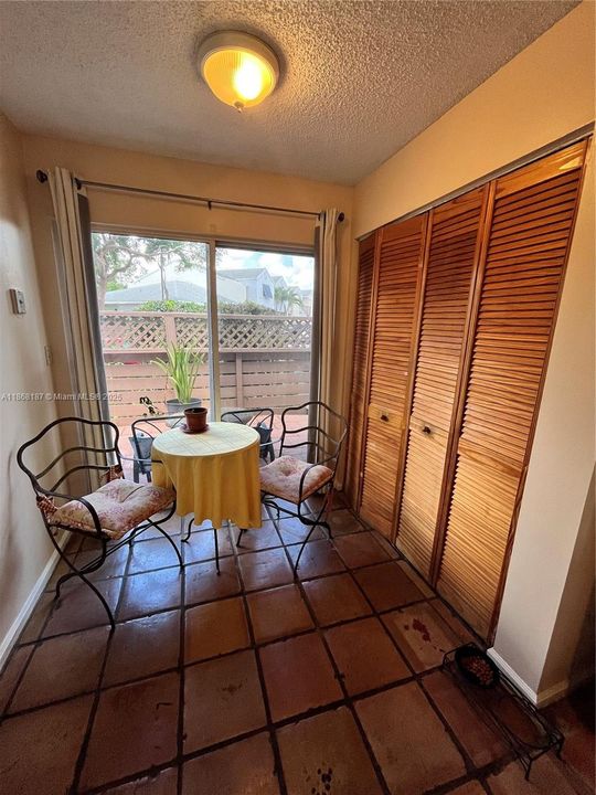 На продажу: $299,900 (2 спален, 2 ванн, 1285 Квадратных фут)