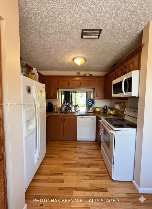 На продажу: $299,900 (2 спален, 2 ванн, 1285 Квадратных фут)